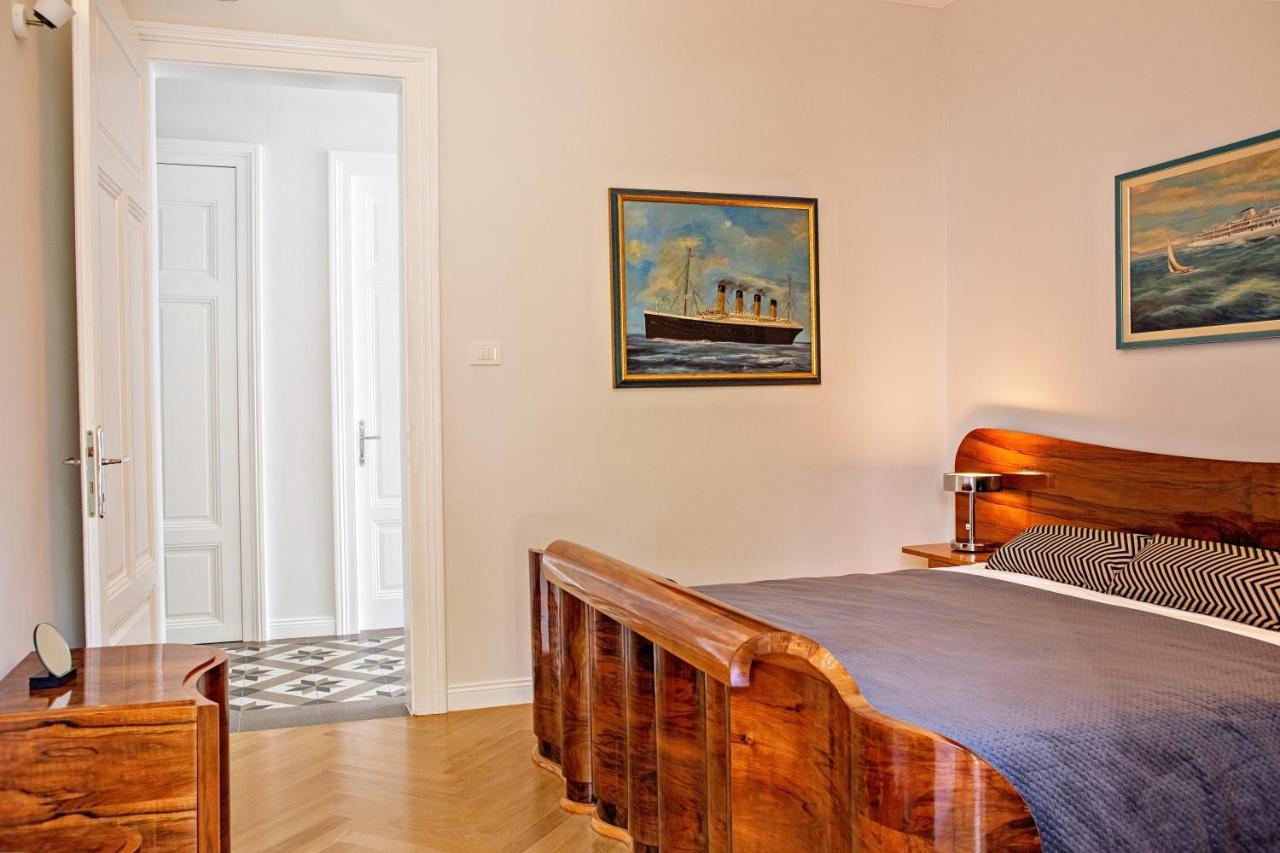 Deluxe Beachfront Apartment Klara, Lovran Eksteriør bilde